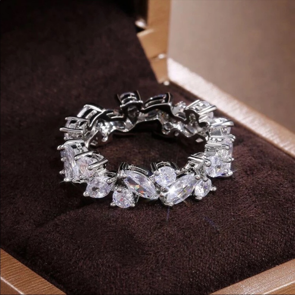 New 18K White Gold Women’s Diamond Bridal Ring - Picture 5 of 6